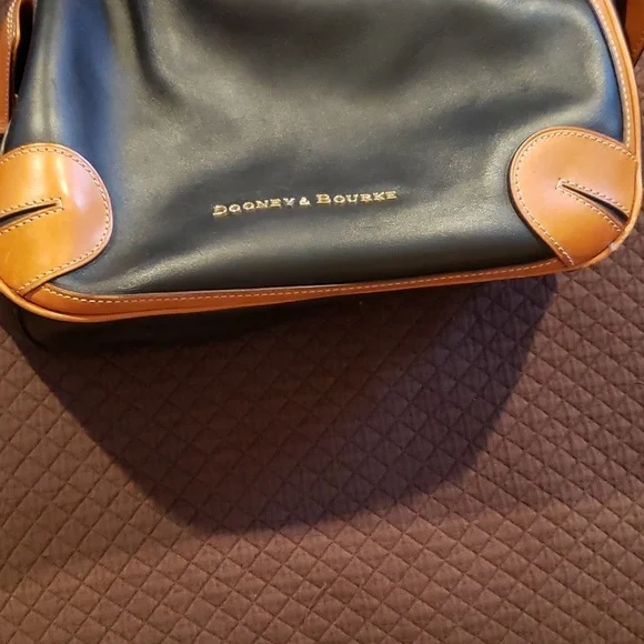 Dooney & Bourke black hobo shoulder bag.. EXCELLENT! - Picture 9 of 16